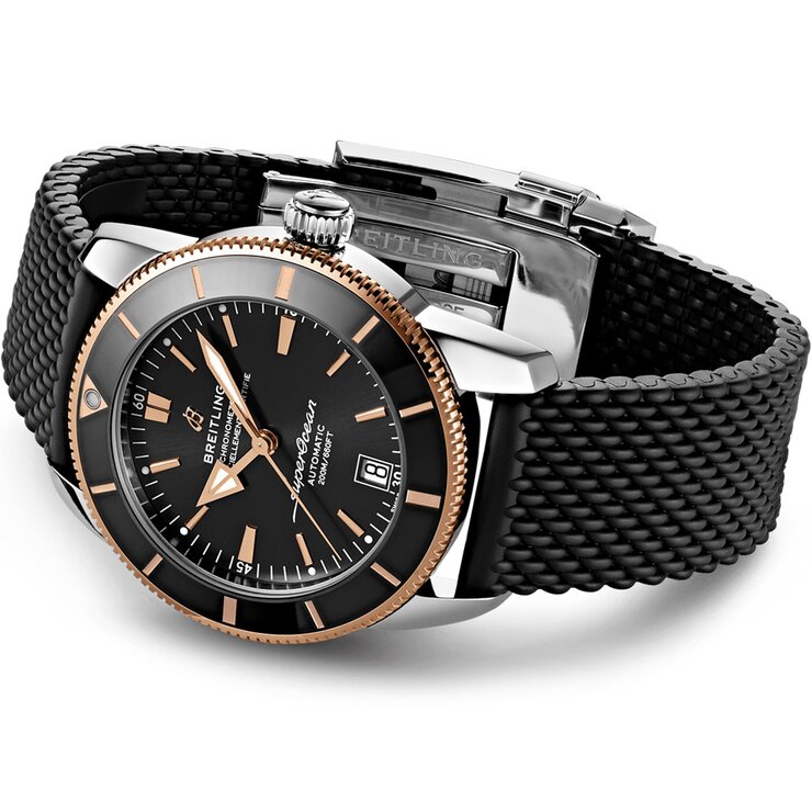 Breitling horloge met een kast in rosé goud op staal, met een wijzerplaat in het zwart en een diameter van 42 mm