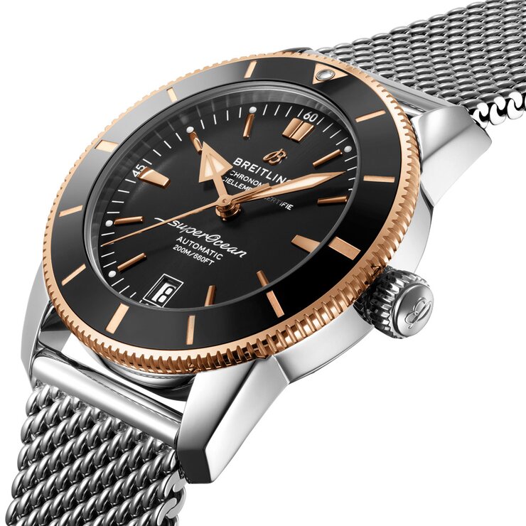 Breitling horloge met een kast in rosé goud op staal, met een wijzerplaat in het zwart en een diameter van 42
