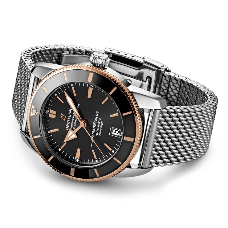 Breitling horloge met een kast in rosé goud op staal, met een wijzerplaat in het zwart en een diameter van 42