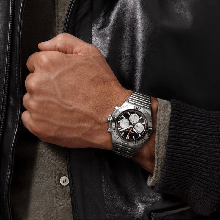 Breitling horloge met een kast in staal, met een wijzerplaat in het zwart en een diameter van 42
