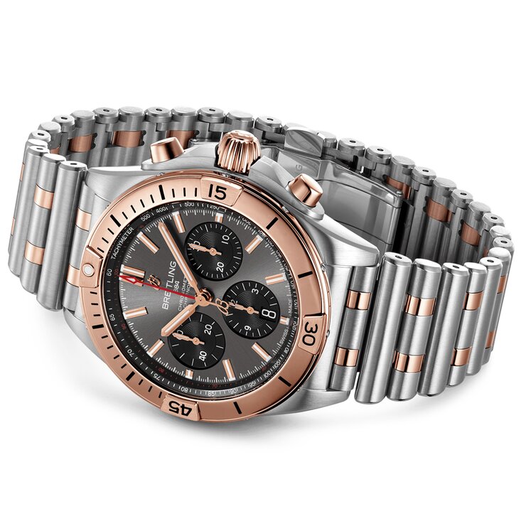 montre Breitling avec un boîtier en acier, un cadran gris et un diamètre de 42