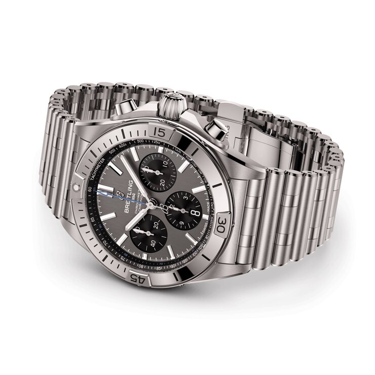 Breitling horloge met een kast in titanium, met een wijzerplaat in het grijs en een diameter van 42 mm