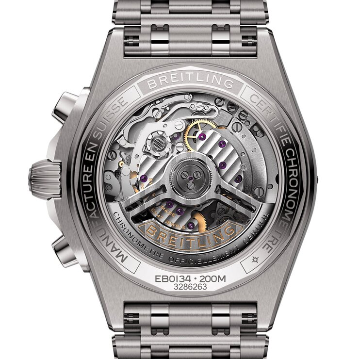 Breitling horloge met een kast in titanium, met een wijzerplaat in het grijs en een diameter van 42 mm