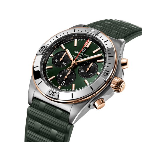 Breitling horloge met een kast in rosé goud op staal, met een wijzerplaat in het groen en een diameter van 42 mm