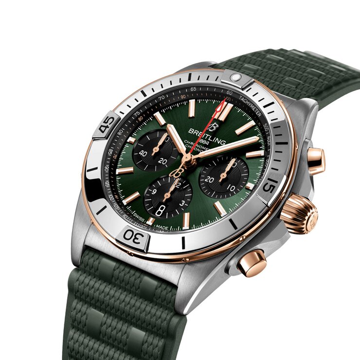 Breitling horloge met een kast in rosé goud op staal, met een wijzerplaat in het groen en een diameter van 42