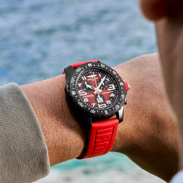 Breitling horloge met een kast in breitlight, met een wijzerplaat in het rood en een diameter van 44