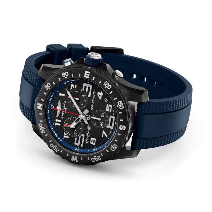 Breitling horloge met een kast in breitlight, met een wijzerplaat in het zwart en een diameter van 44 mm
