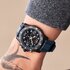 montre Breitling avec un boîtier en breitlight, un cadran noir et un diamètre de 44 mm - thumb