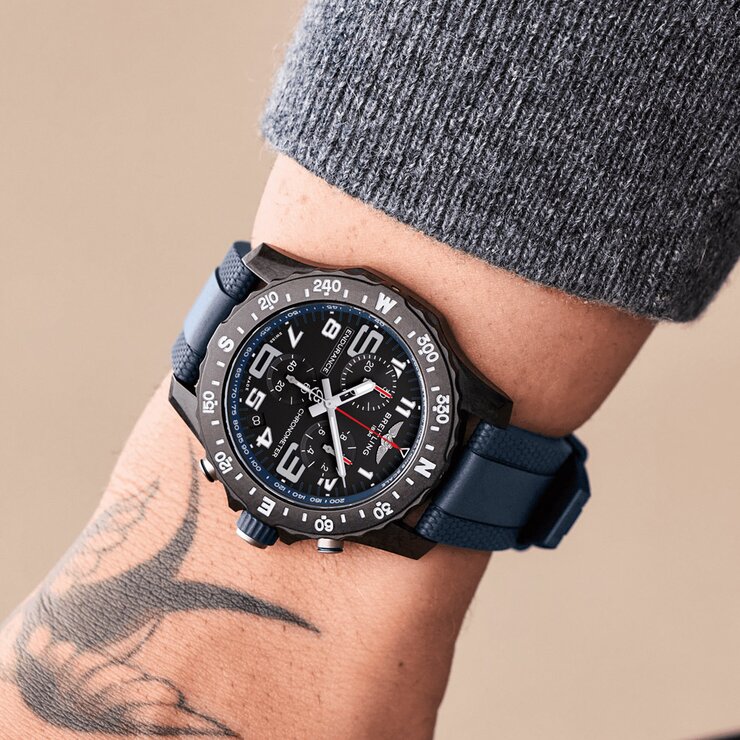 Breitling horloge met een kast in breitlight, met een wijzerplaat in het zwart en een diameter van 44 mm