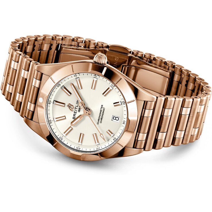 Breitling horloge met een kast in rosé goud, met een wijzerplaat in het zilver en een diameter van 32