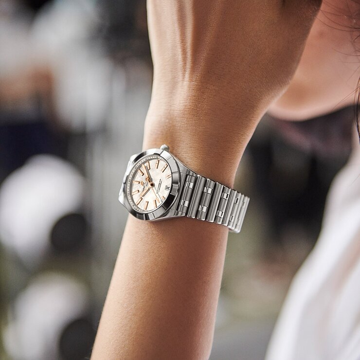 Breitling horloge met een kast in staal, met een wijzerplaat in het parelmoer met  briljant en een diameter van 32