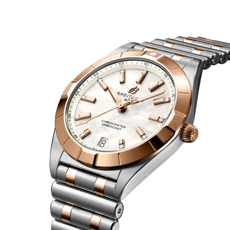 Breitling horloge met een kast in rosé goud op staal, met een wijzerplaat in het parelmoer met briljant en een diameter van 32 mm