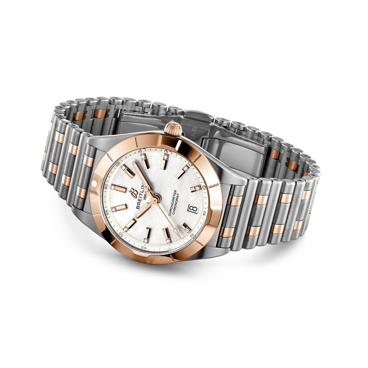 Breitling horloge met een kast in rosé goud op staal, met een wijzerplaat in het parelmoer met briljant en een diameter van 32 mm