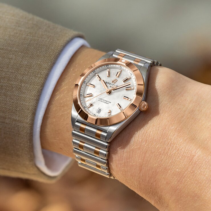 Breitling horloge met een kast in rosé goud op staal, met een wijzerplaat in het parelmoer met briljant en een diameter van 32 mm