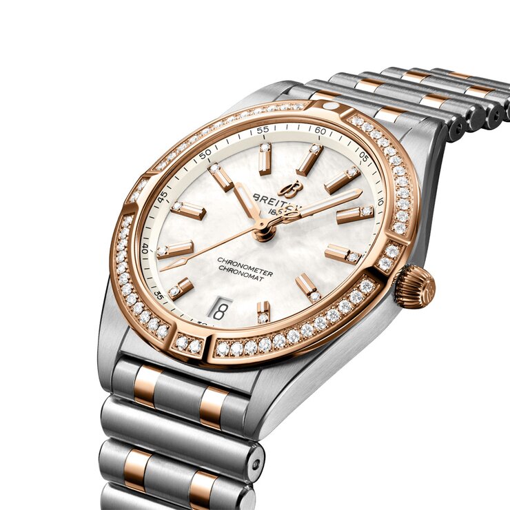 Breitling horloge met een kast in rosé goud op staal, met een wijzerplaat in het parelmoer met  briljant en een diameter van 32