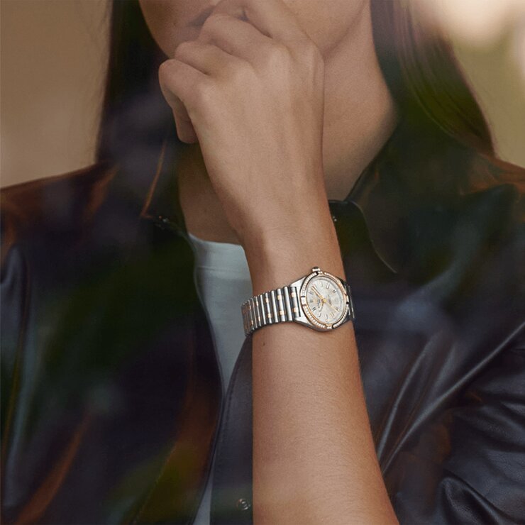Breitling horloge met een kast in rosé goud op staal, met een wijzerplaat in het parelmoer met  briljant en een diameter van 32