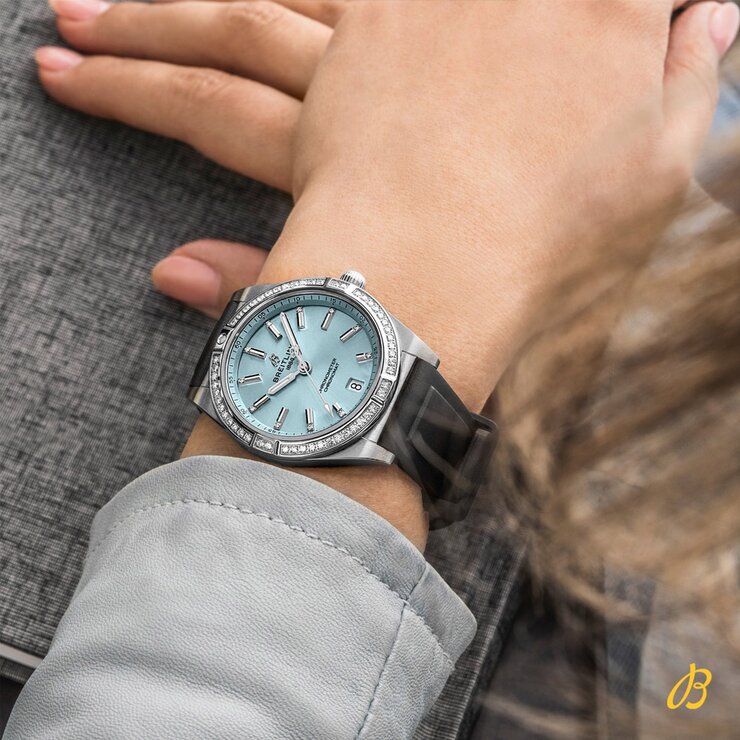 montre Breitling avec un boîtier en acier, un cadran bleu avec diamant et un diamètre de 36 mm