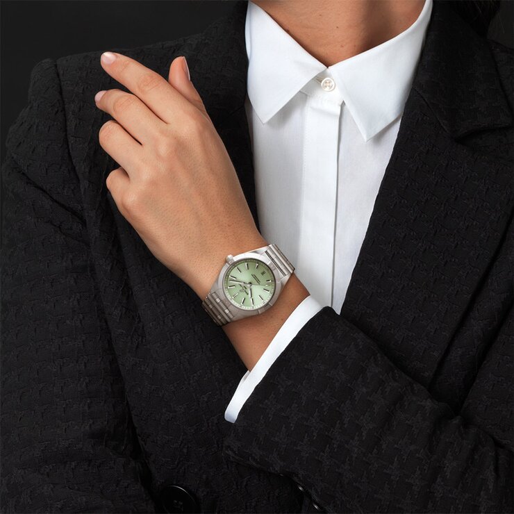 Breitling horloge met een kast in staal, met een wijzerplaat in het groen en een diameter van 36