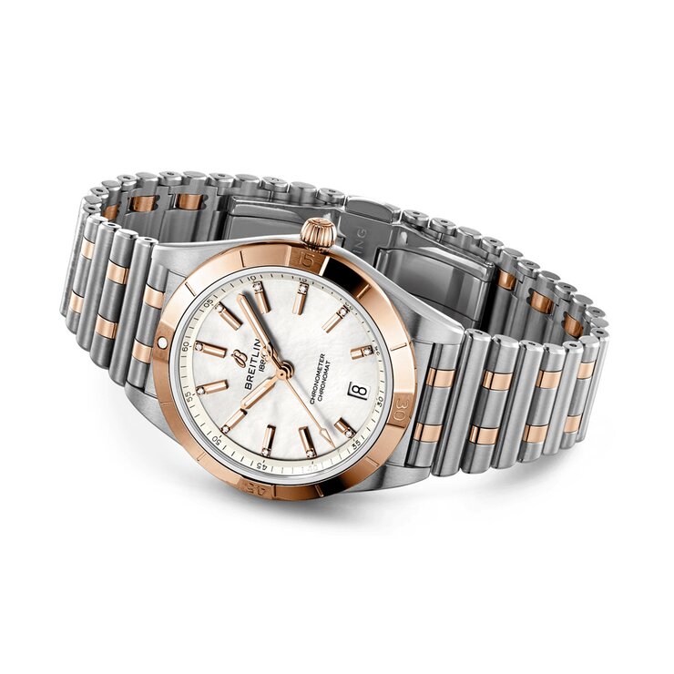 Breitling horloge met een kast in rosé goud op staal, met een wijzerplaat in het parelmoer met  briljant en een diameter van 36 mm