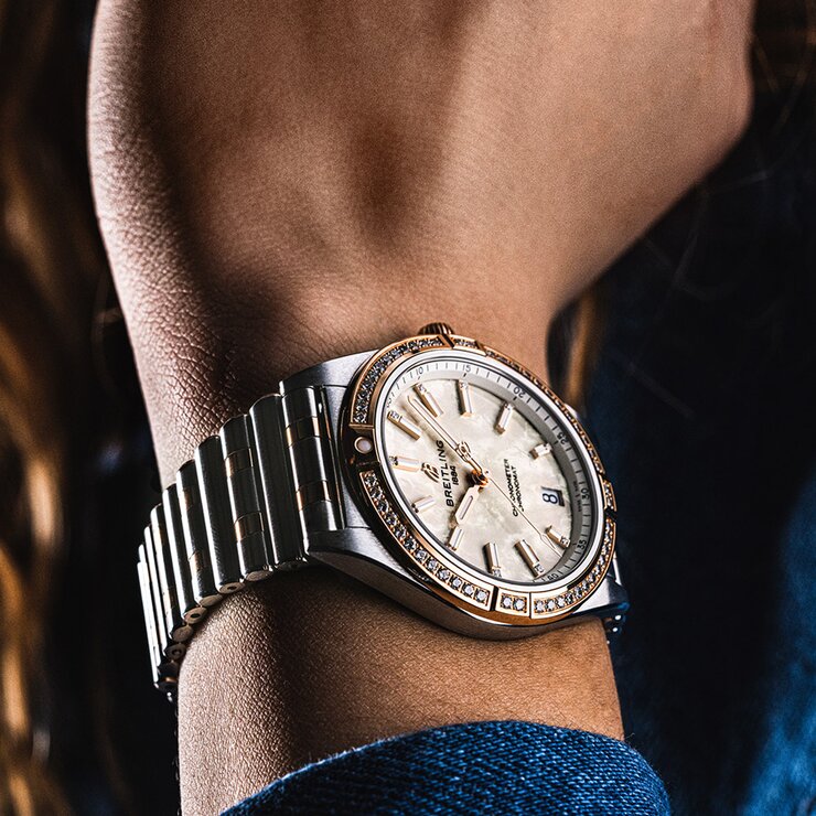Breitling horloge met een kast in rosé goud op staal, met een wijzerplaat in het parelmoer met  briljant en een diameter van 36 mm