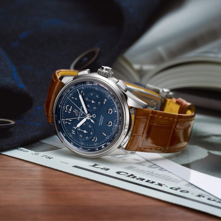 Breitling horloge met een kast in staal, met een wijzerplaat in het blauw en een diameter van 42