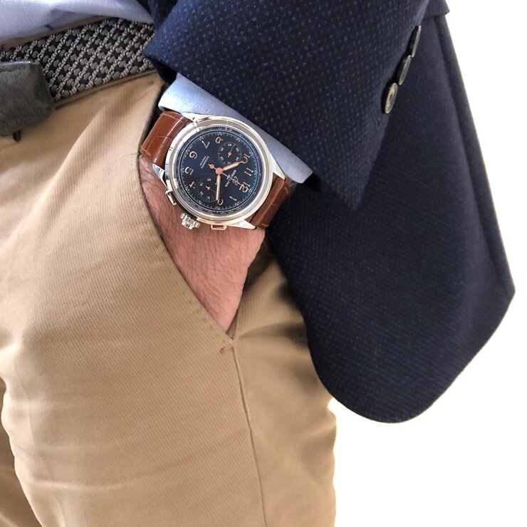 Breitling horloge met een kast in staal, met een wijzerplaat in het blauw en een diameter van 42