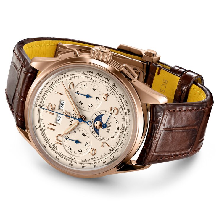 Breitling horloge met een kast in rosé goud, met een wijzerplaat in het beige en een diameter van 42