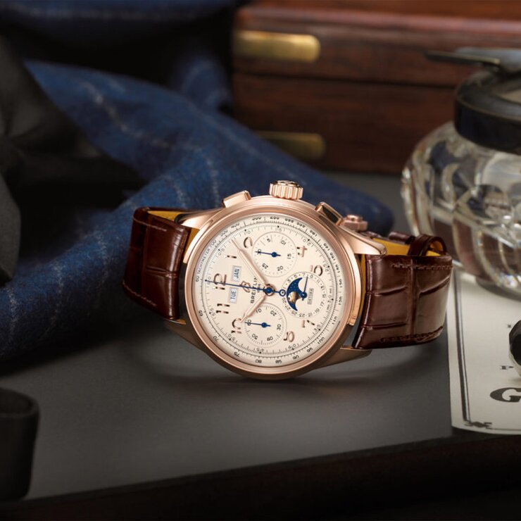 Breitling horloge met een kast in rosé goud, met een wijzerplaat in het beige en een diameter van 42