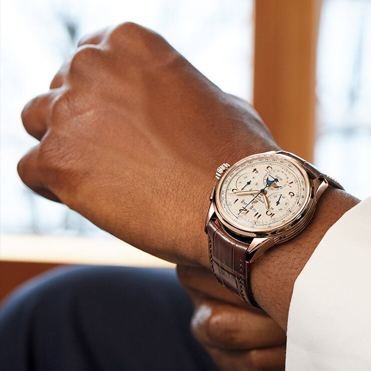 Breitling horloge met een kast in rosé goud, met een wijzerplaat in het beige en een diameter van 42