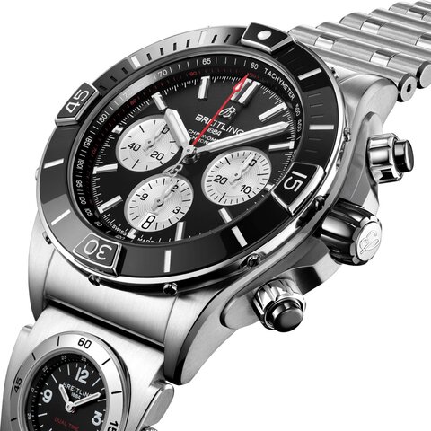 Breitling horloge met een kast in staal, met een wijzerplaat in het zwart en een diameter van 44 mm