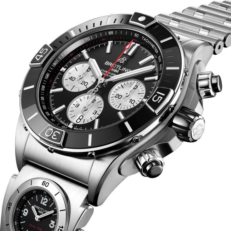 Breitling horloge met een kast in staal, met een wijzerplaat in het zwart en een diameter van 44