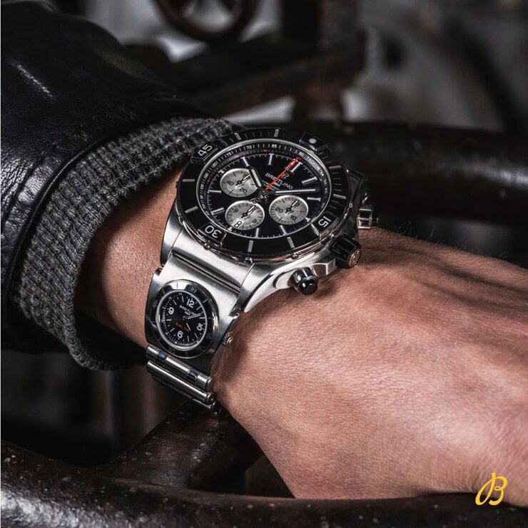 Breitling horloge met een kast in staal, met een wijzerplaat in het zwart en een diameter van 44