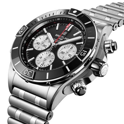 Breitling horloge met een kast in staal, met een wijzerplaat in het zwart en een diameter van 44 mm