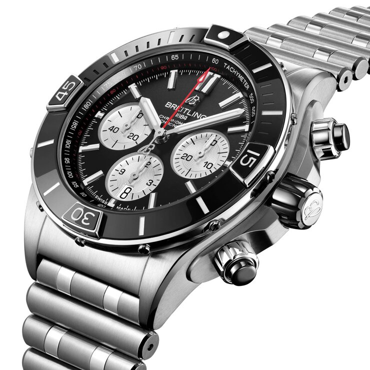 montre Breitling avec un boîtier en acier, un cadran noir et un diamètre de 44