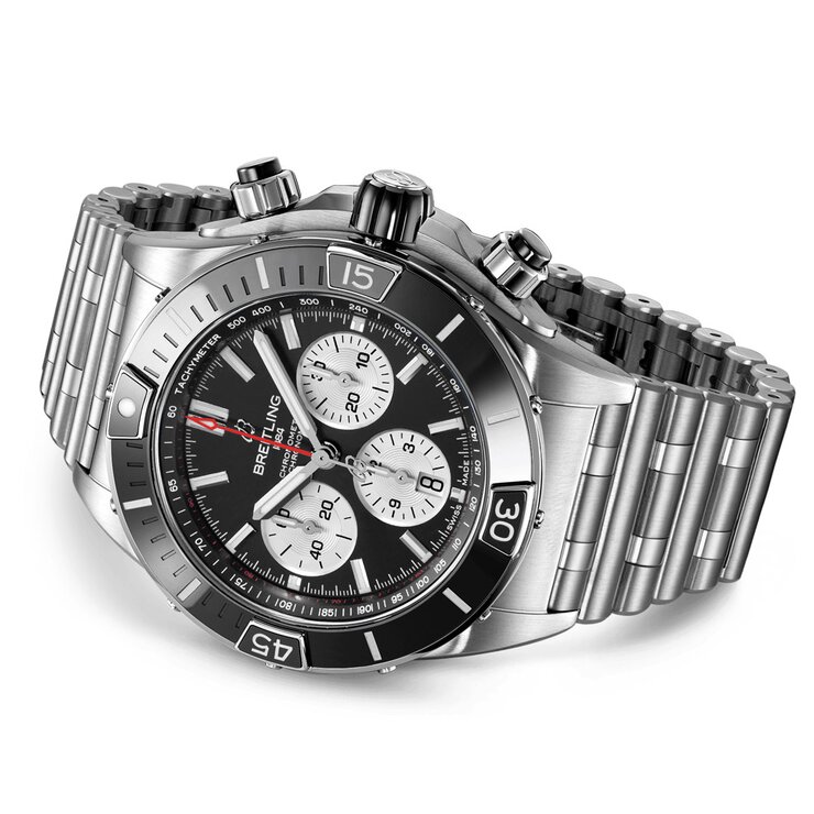 montre Breitling avec un boîtier en acier, un cadran noir et un diamètre de 44