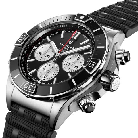 Breitling horloge met een kast in staal, met een wijzerplaat in het zwart en een diameter van 44 mm