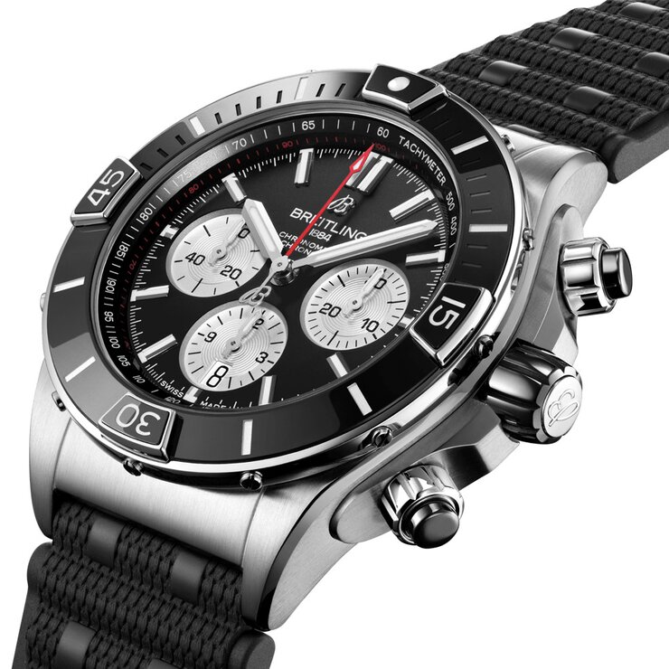Breitling horloge met een kast in staal, met een wijzerplaat in het zwart en een diameter van 44