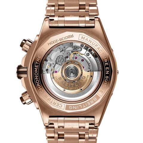 Breitling horloge met een kast in rosé goud, met een wijzerplaat in het bruin en een diameter van 44 mm