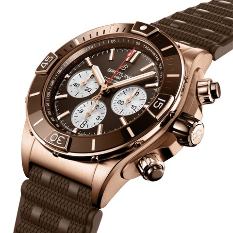 Breitling horloge met een kast in rosé goud, met een wijzerplaat in het bruin en een diameter van 44 mm