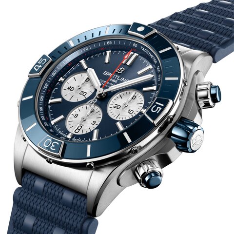 Breitling horloge met een kast in staal, met een wijzerplaat in het blauw en een diameter van 44 mm