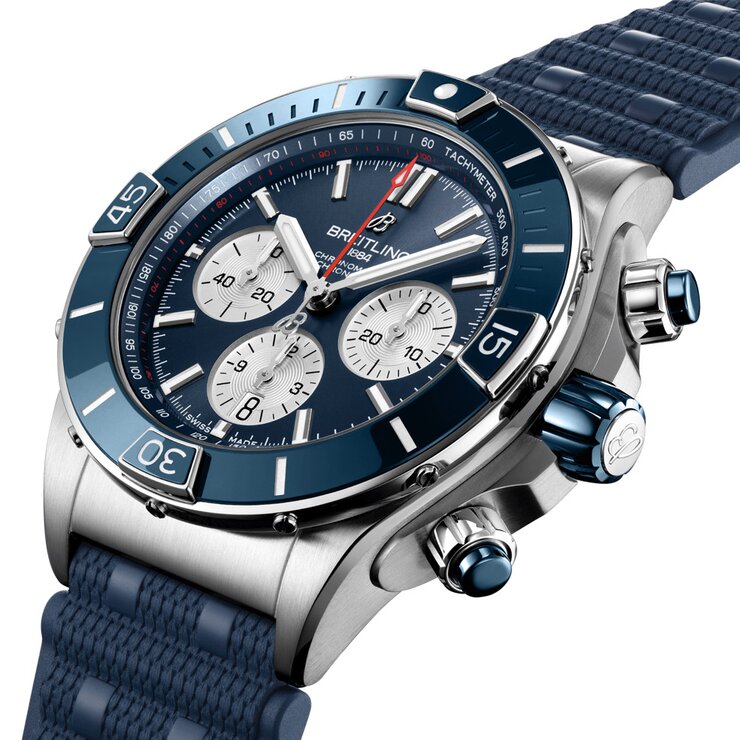 Breitling horloge met een kast in staal, met een wijzerplaat in het blauw en een diameter van 44 mm