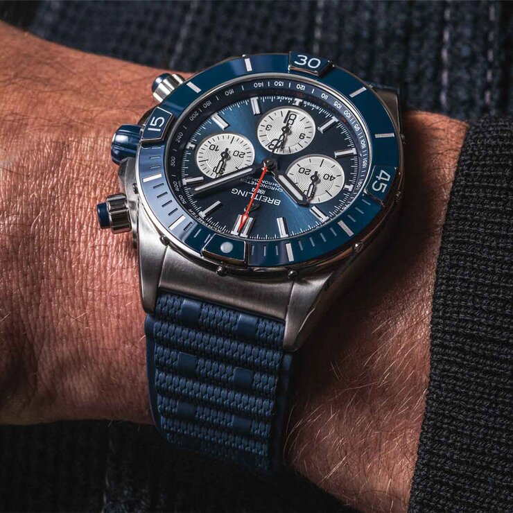 Breitling horloge met een kast in staal, met een wijzerplaat in het blauw en een diameter van 44 mm