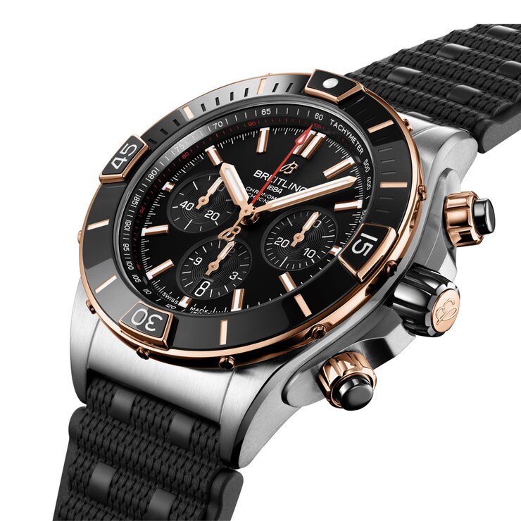 Breitling horloge met een kast in rosé goud op staal, met een wijzerplaat in het zwart en een diameter van 44 mm