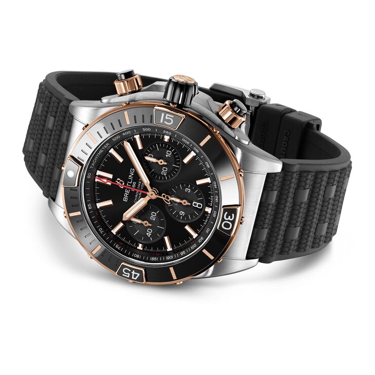 Breitling horloge met een kast in rosé goud op staal, met een wijzerplaat in het zwart en een diameter van 44 mm