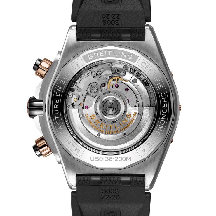 Breitling horloge met een kast in rosé goud op staal, met een wijzerplaat in het zwart en een diameter van 44 mm