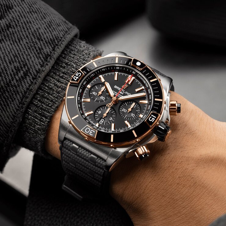 Breitling horloge met een kast in rosé goud op staal, met een wijzerplaat in het zwart en een diameter van 44 mm
