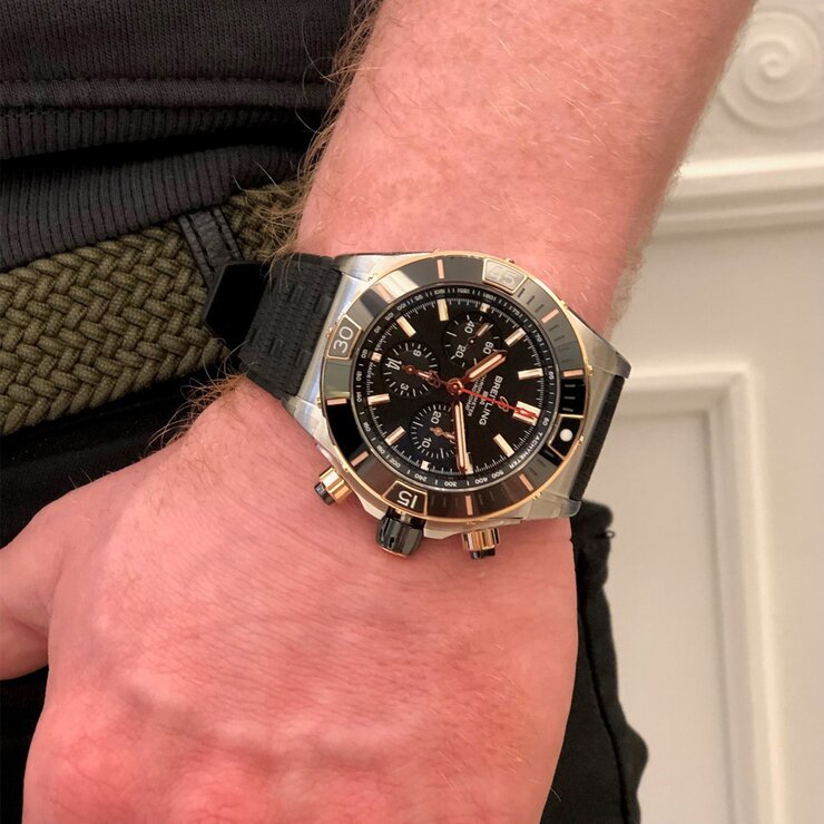 Breitling horloge met een kast in rosé goud op staal, met een wijzerplaat in het zwart en een diameter van 44 mm