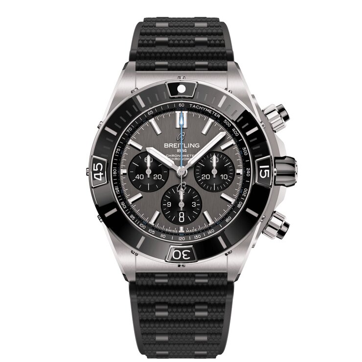 Breitling horloge met een kast in titanium, met een wijzerplaat in het grijs en een diameter van 44 mm