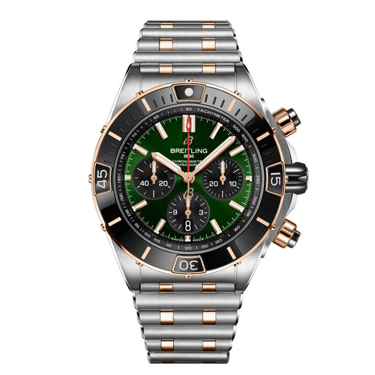 Breitling horloge met een kast in rosé goud op staal, met een wijzerplaat in het groen en een diameter van 44