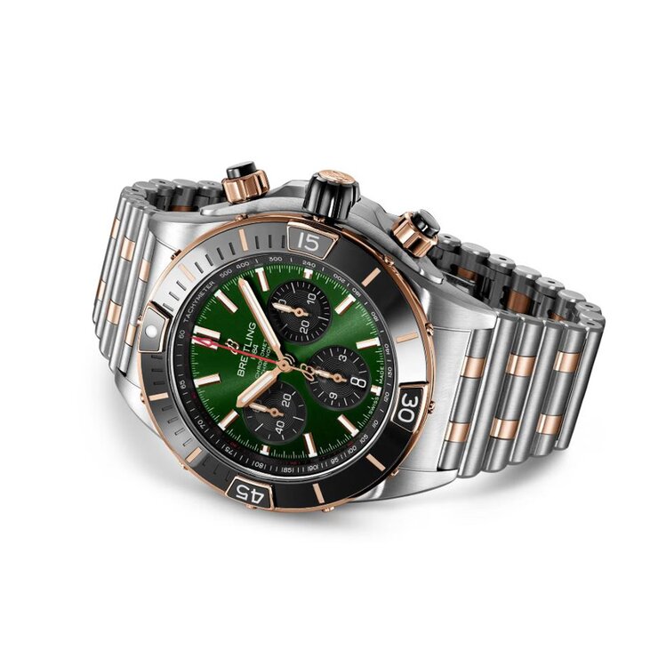 Breitling horloge met een kast in rosé goud op staal, met een wijzerplaat in het groen en een diameter van 44